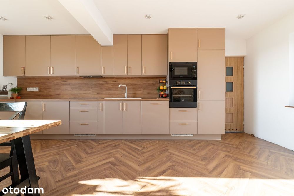 Dom po częściowym remoncie z obszernym zapleczem gospodarczym.