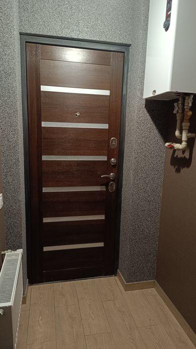 Сучасні апартаменти.1 поверх. Поряд зупинка.