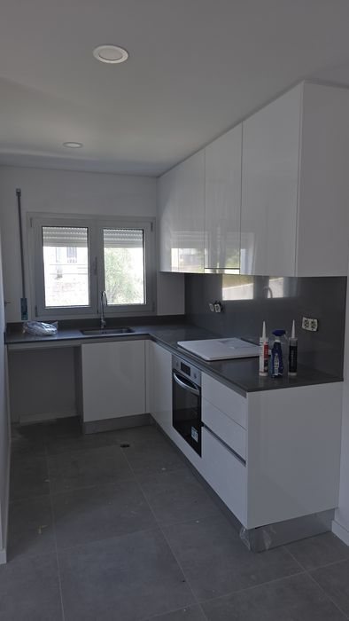 Apartamentos T2 e T3 novos com cozinha equipada e terreno exterior.