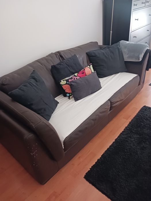 Sofá pele castanho escuro
