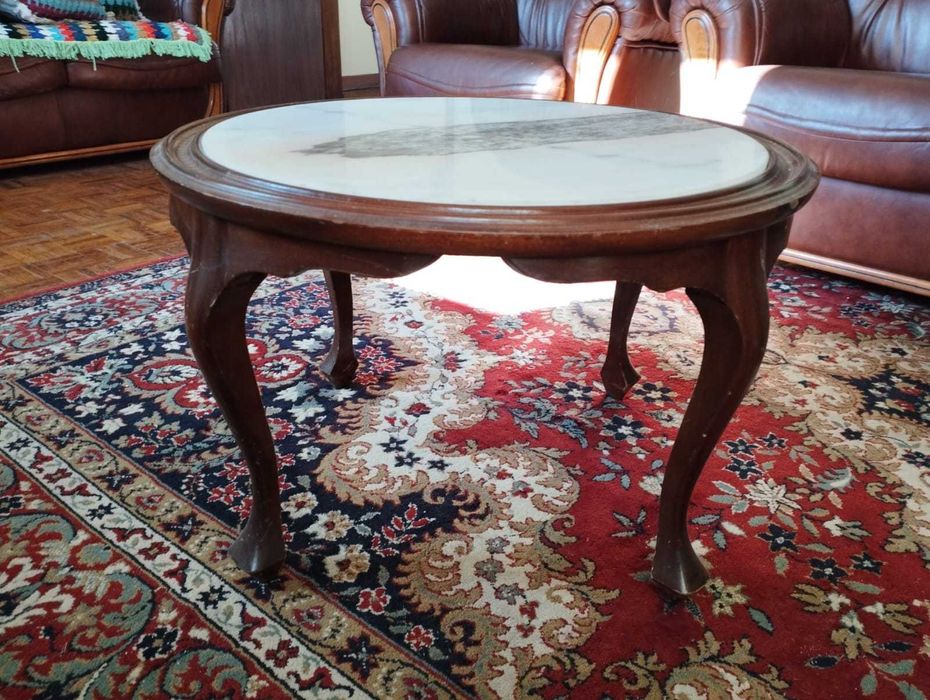 Mesa redonda com tampo em mármore