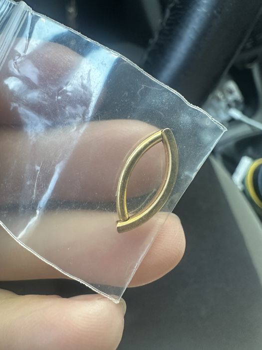 Сережка в пупок, пірсинг