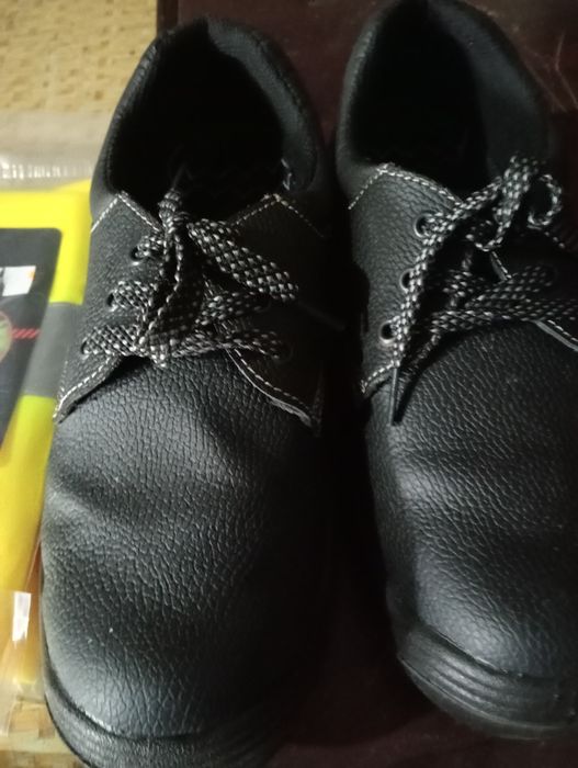 Sapato de biqueira e palmilha d'aço N 43 nova nunca usada