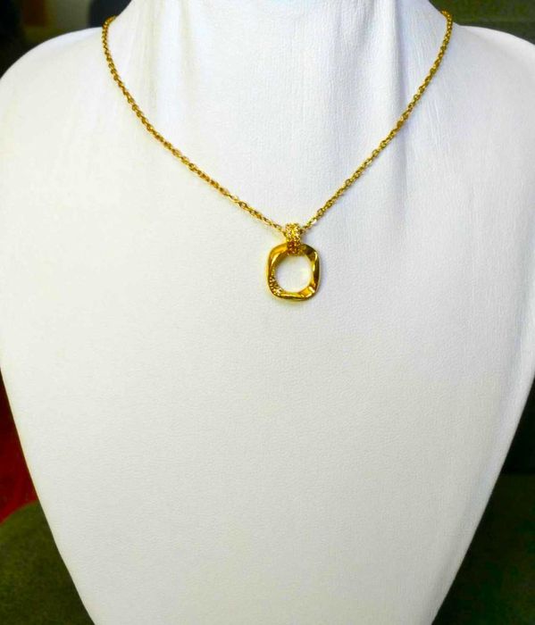 Colar Aço Dourado c/ Quadrado Requintado c/ Cristais Incustrados NOVO