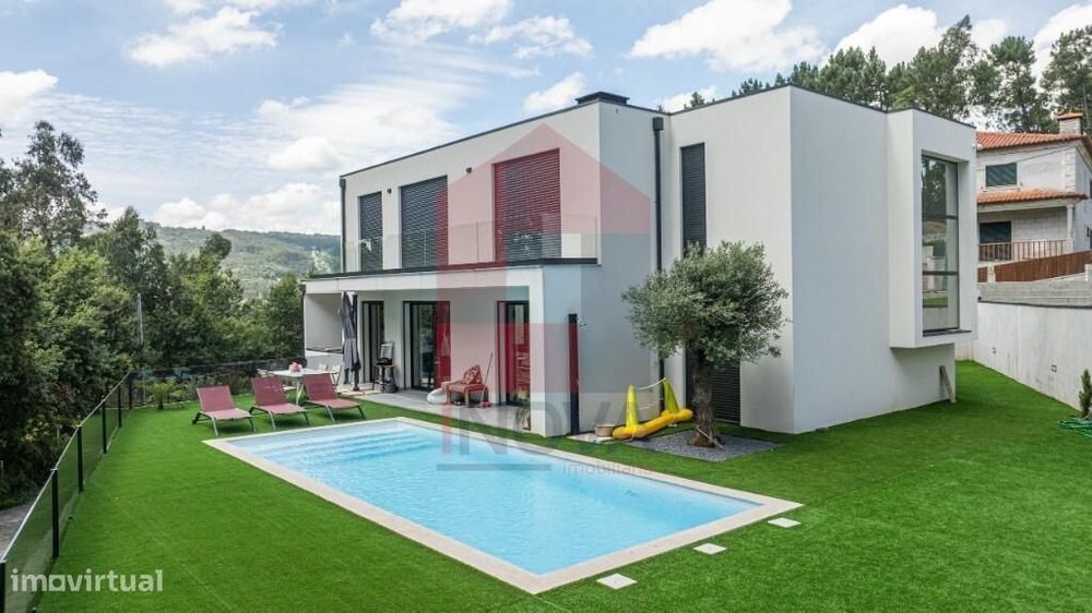 Moradia com piscina, Esqueiros