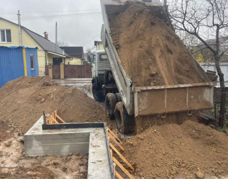 Щебінь різних фракцій, пісок, грунт для підсипки ділянки.  Доставка самосвалом.