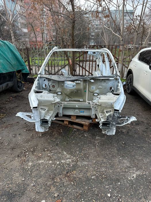 Правая передняя четверть Tesla Model Y 2020 2021 2022 2023 2024