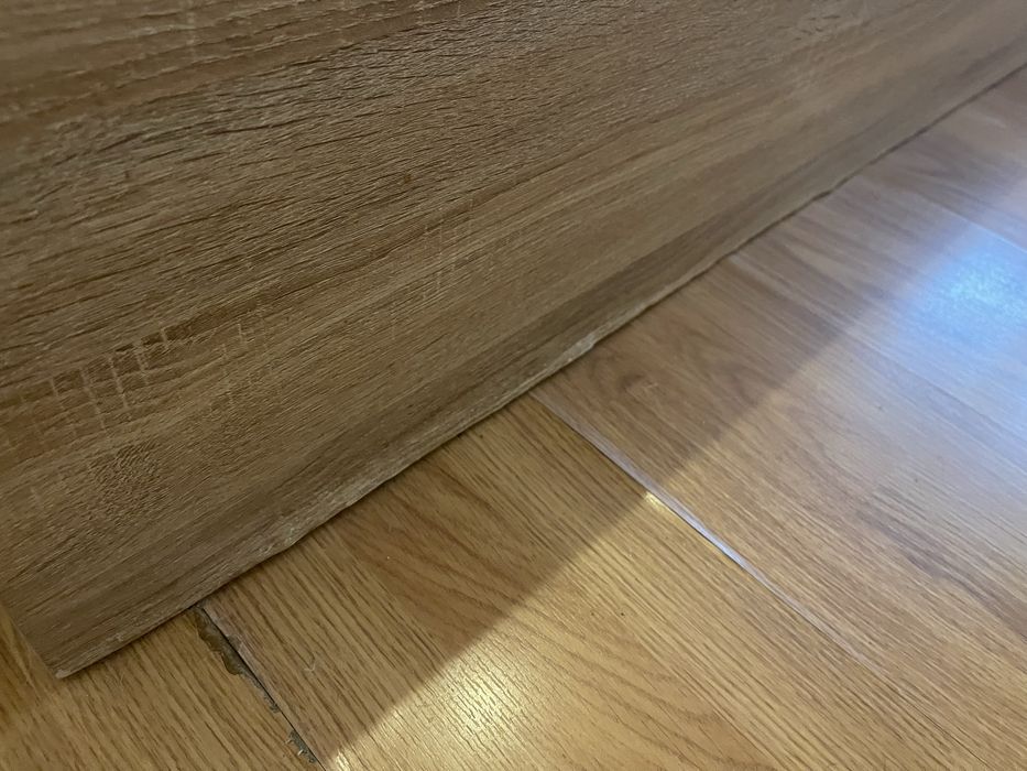 Cama de casal com mesas de cabeceira