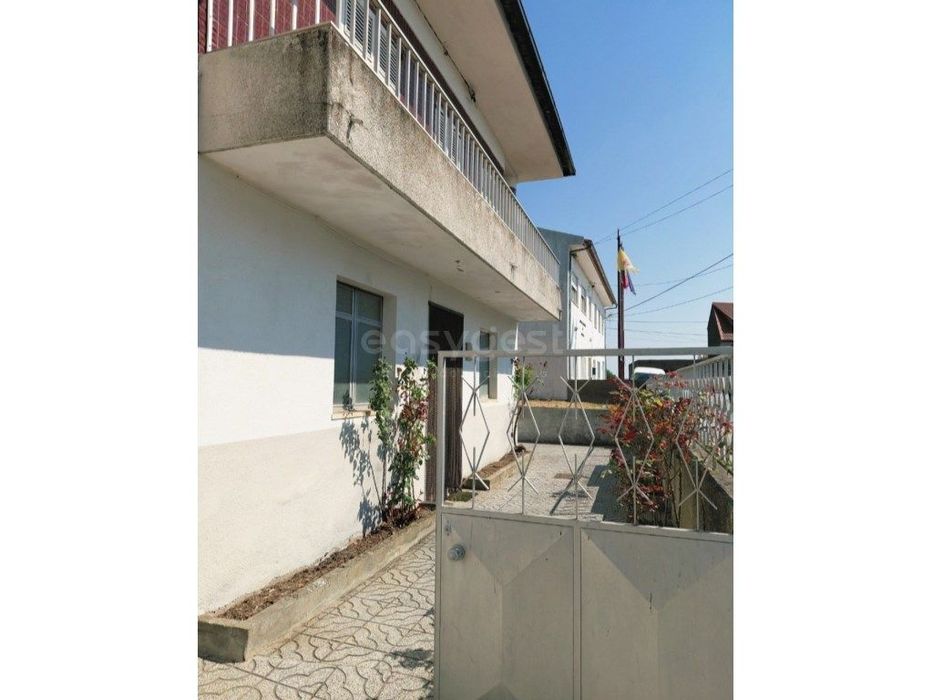 Moradia duplex espaçosa com 5 quartos e varanda - Lagoaça