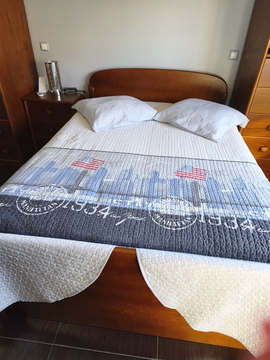 Cama de casal com mesinha de cabeceira