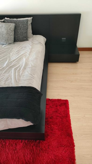 Cama de casal + 2 mesinhas