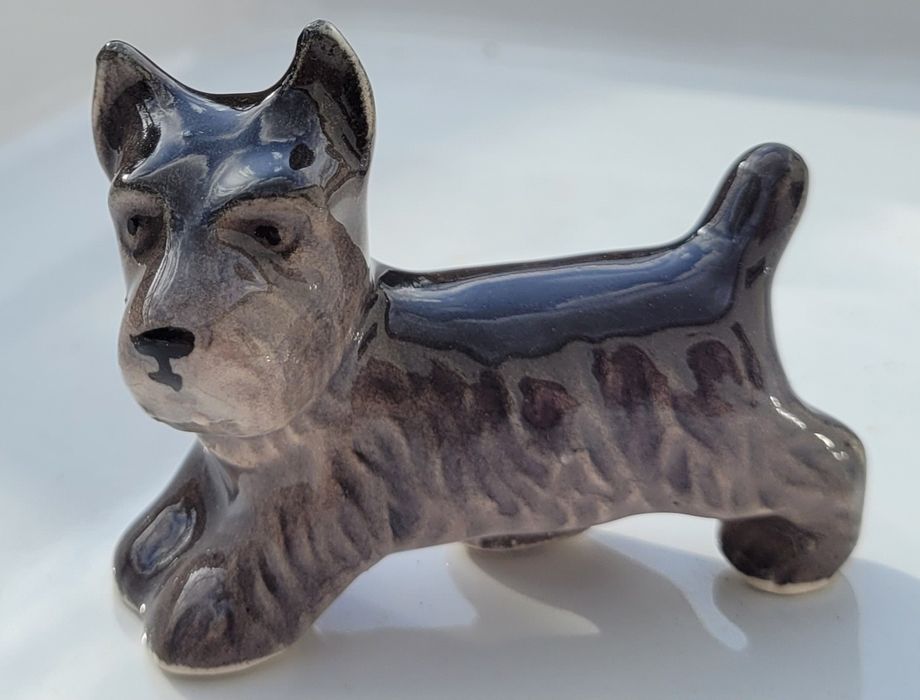 Porcelanowa figurka psa terier bądź sznaucer