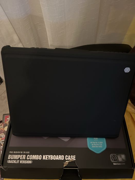 Capa com teclado Nilkin para Ipad