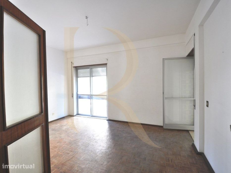 Apartamento T3 com elevador e varandas em Setúbal