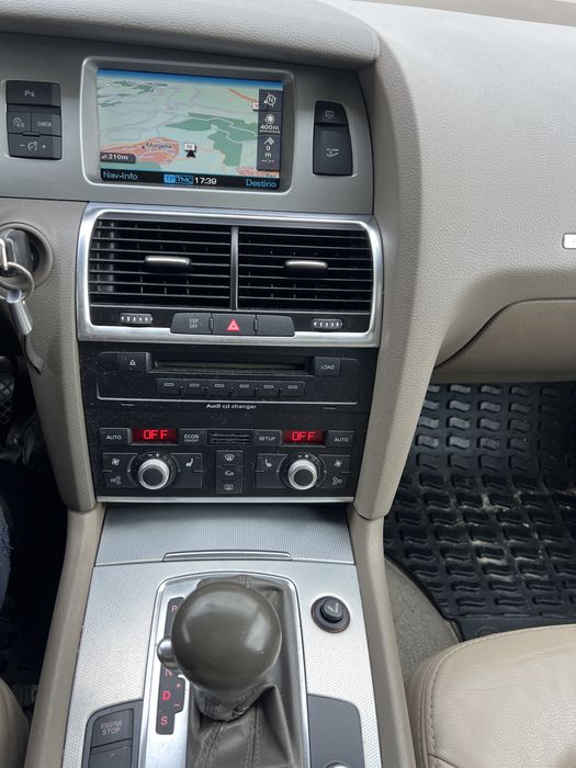Audi Q7.   V6. 3.0.  Panoramico Nacional.  Jantes 21      Full extras  7 lugares
