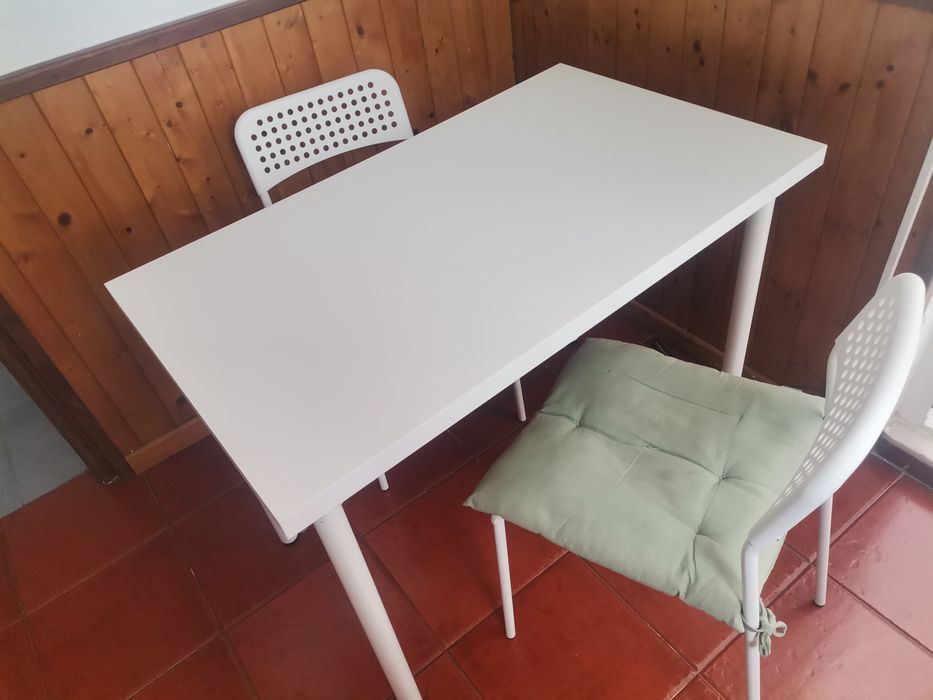 Mesa com 4 caseiraa em perfeitas condiçoes