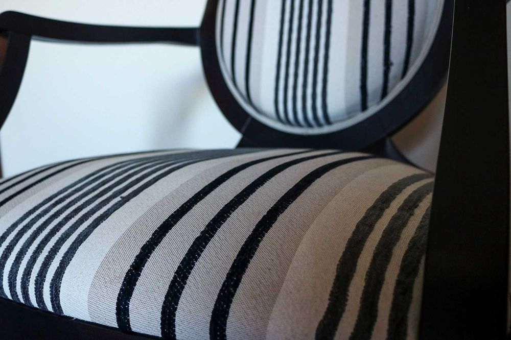 Cadeirão de sala preto e branco