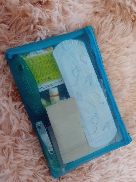 Kosmetyczka siateczkowa podróżna z wyposażeniem
