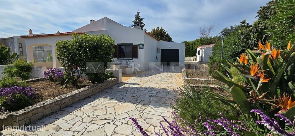 Algarve, Carvoeiro, para venda, moradia T3 com garagem, em localização