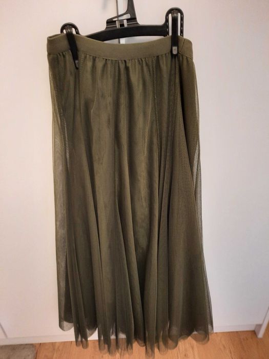 Oliwkowa tiulowa spódnica, rozmiar M, na wzrost 158–165 cm