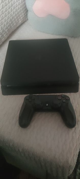 Sprzedam PS4 +Pad ori
