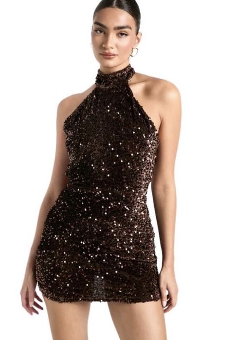Czekoladowa sukienka z cekinami i wyciętymi plecami