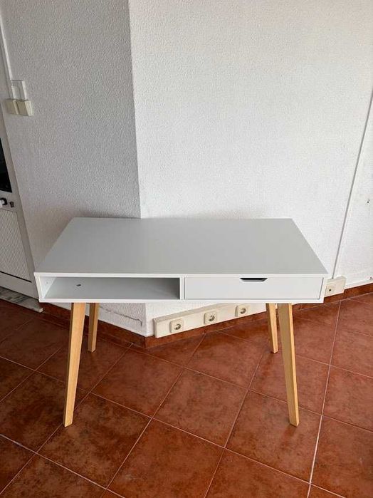 Secretária de quarto