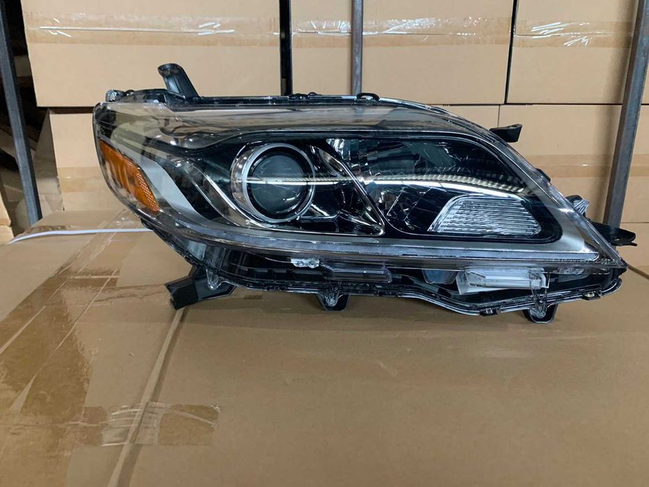 Toyota SIENNA Фара правая LE Черная  2016 2017 2018 2019 81110-08081