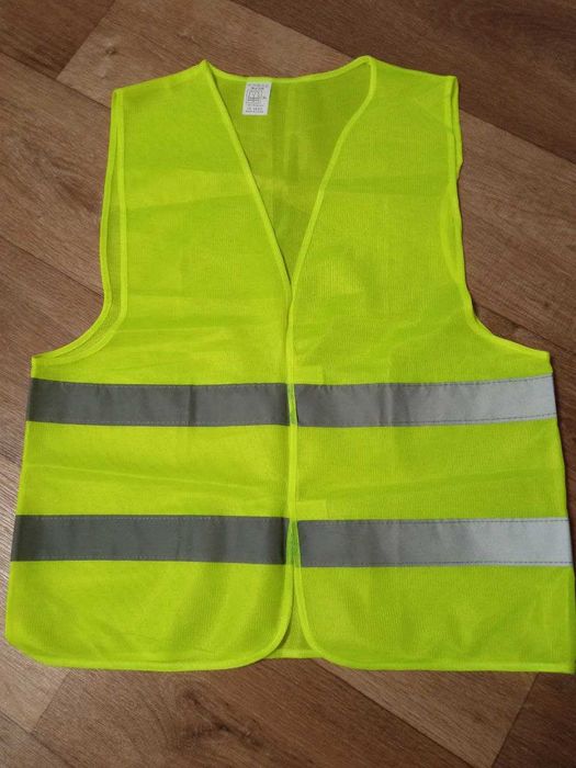 Маніжка, жилет лимонного кольору