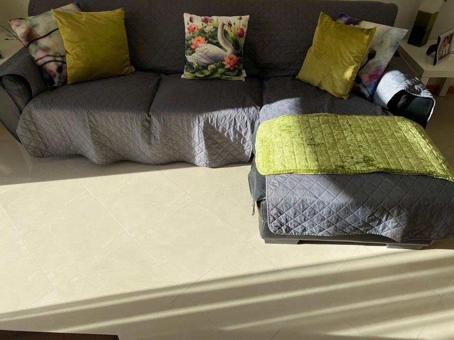 Sofá com chaise longue – confortável (com defeitos no revestimento)
