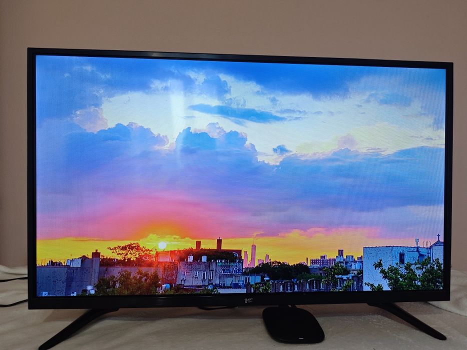 Телевізор GoSat 32" в ідеальному стані, чітке зображення та звук