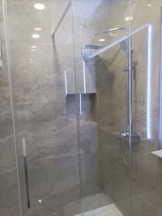 Sprzedam nowy prysznic plus nowy stolik zloty