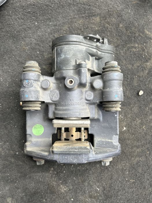 Chevrolet corvette c8 lewy zacisk hamulca ręcznego dodatkowy hamulec