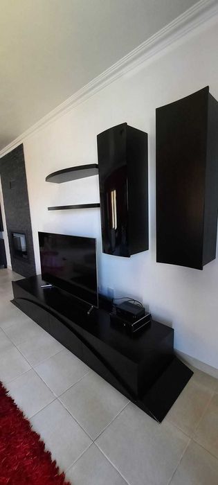 Móvel de TV com prateleiras