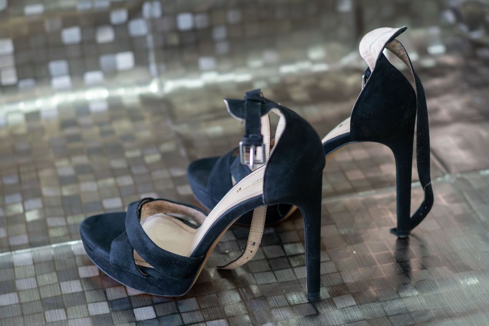 Sandálias de salto alto pretas da marca Zara Basic com tiras cruzadas e fecho no tornozelo