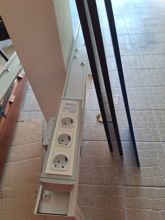 Secretária dupla / mesa de reuniões - 120 x 140 cm