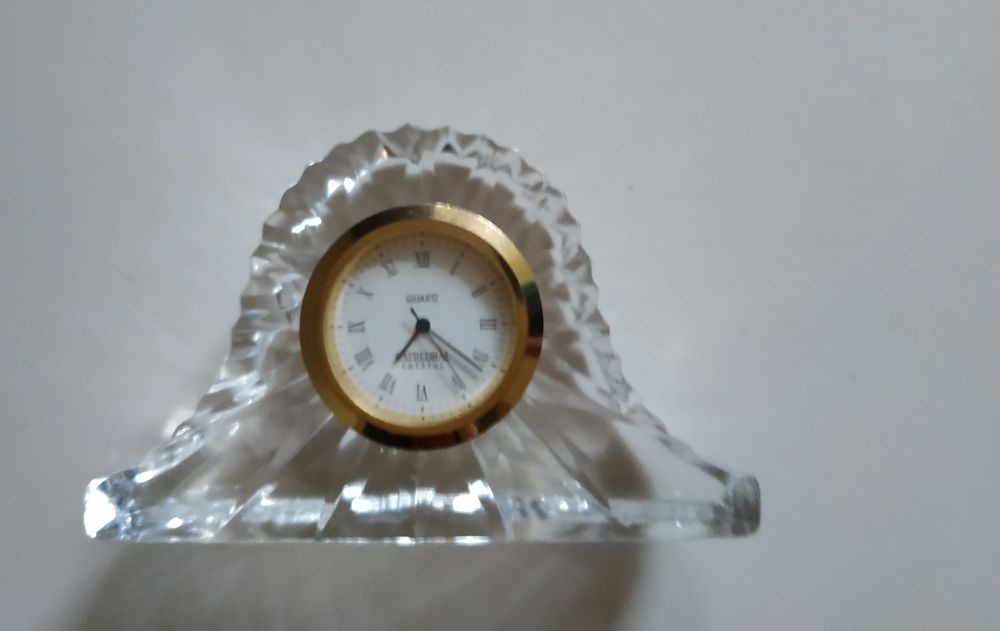 Mały stacjonarny zegarek na biurko.