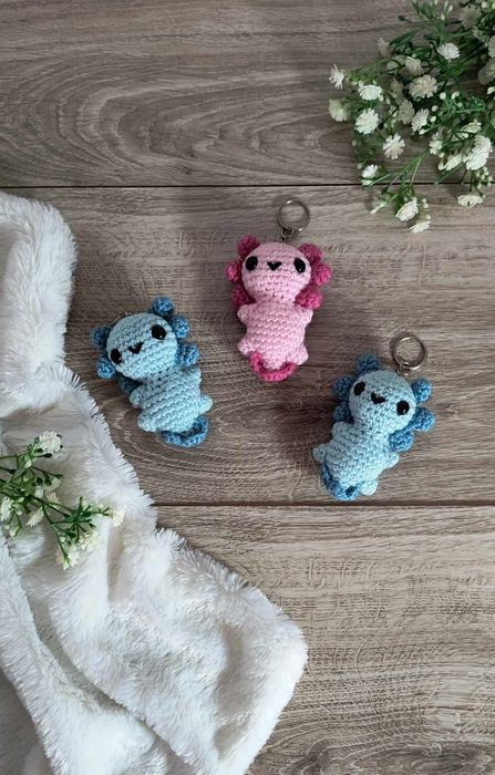 Zestaw breloków aksolotl na szydełku