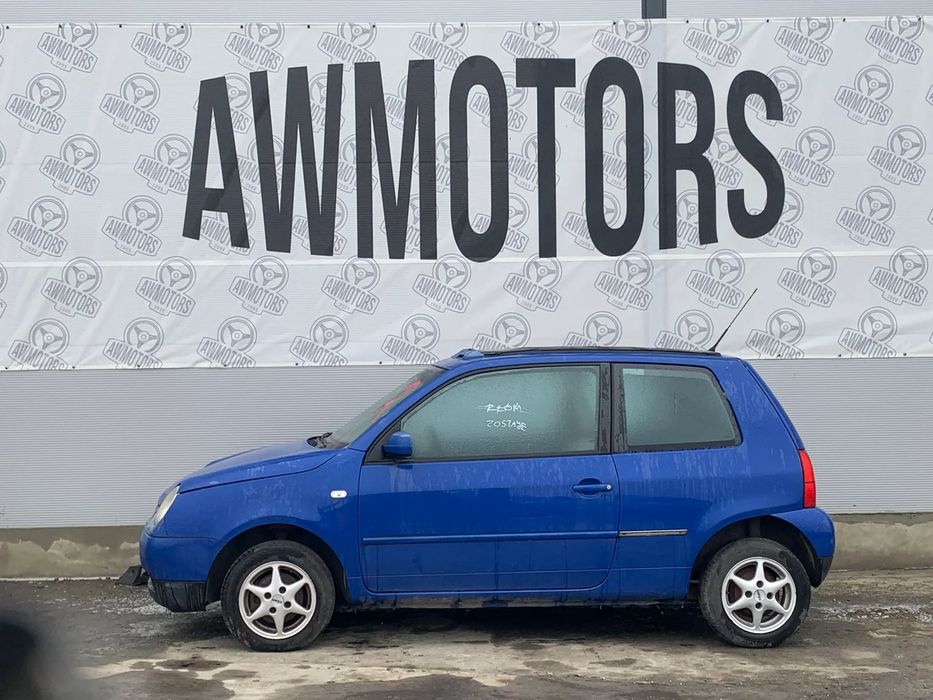 VOLKSWAGEN LUPO 3992 *SAMOCHÓD NA CZĘŚCI* 2001 MASKA, LAMPA, DRZWI, LUSTERKO, ZDERZAK, GRILL, BŁOTNIK, KLAPA, BELKA, DESKA, FOTELE, KANAPA, ĆWIARTKA KIEROWNICA, TARCZE, ZACISKI, ZAWIESZENIE, KOMPLETNY PRZÓD, KOMPLETNY TYŁ, LICZNIK, ZEGARY, PRAWE LEWE PRZÓ