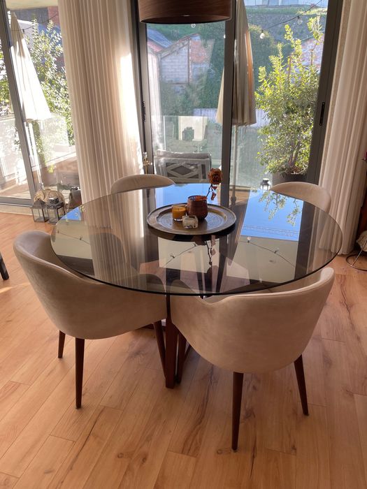 Mesa de sala de jantar em base nogueira e vidro temperado Lusodur