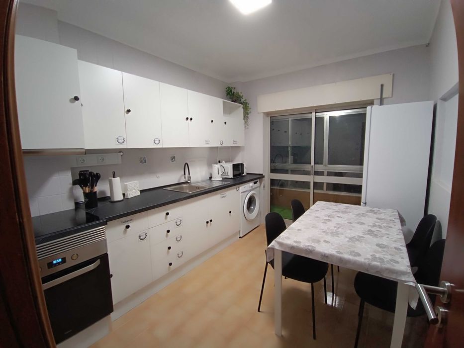 Quarto Suíte de Casal Totalmente mobilado e com Marquise em Alhos Vedros - Moita - a 6 minutos da estação de comboios