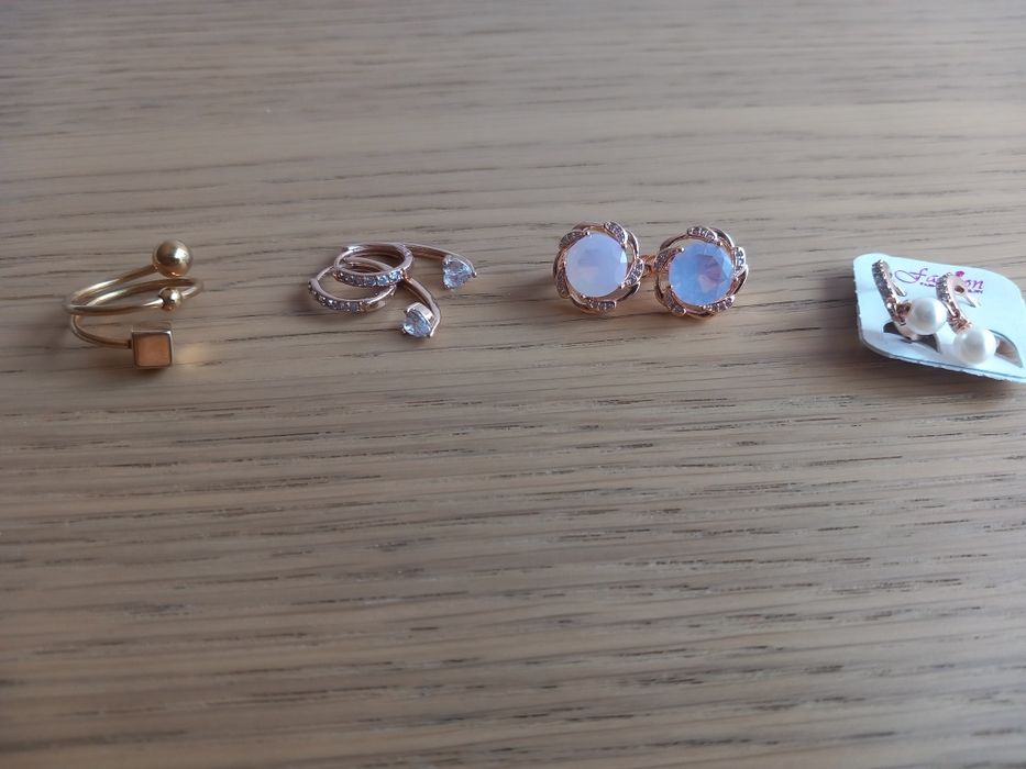 Vendo 1 anel e 3 pares de brincos.