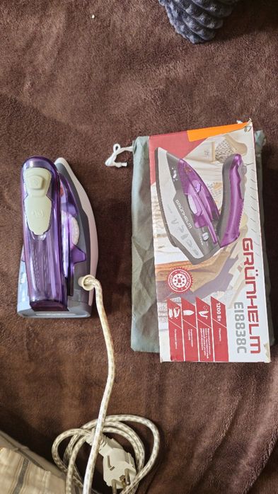 Дорожный утюг Grunhelm EI8838C со складной ручкой (Керамика)