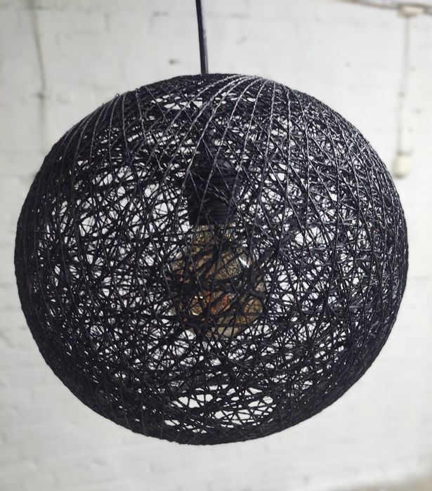 Lampa sufitowa czarna.