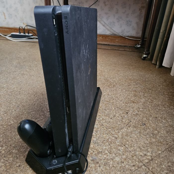 Vendo PS4 com base de carregamento