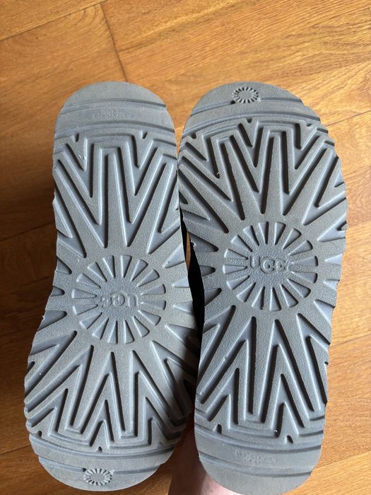 Ugg сірого кольору