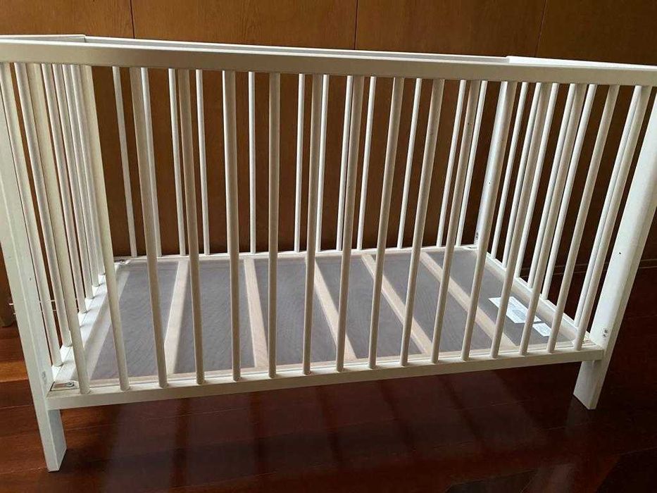 Berço/cama de grades branco, incluindo colchão