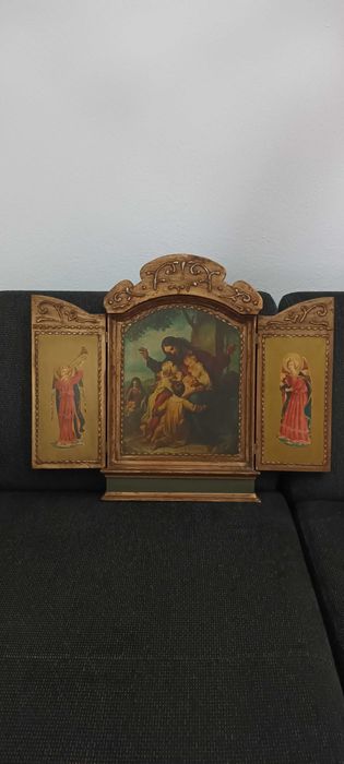 Retábulo antigo, em madeira e em exelentes condições.