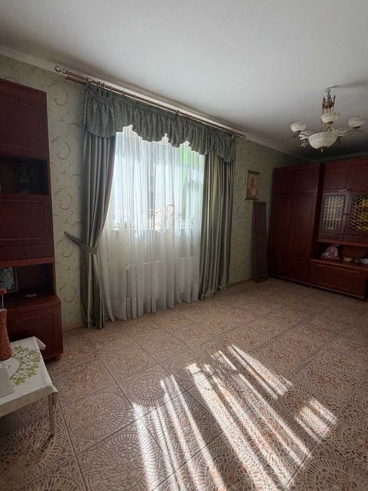 ПРОДАЖ будинку-комплексу з ремонтом і меблями 700 м кв + 50 соток землі, 3 входи, цоколь, баня, альтанки Вища Дубечня 25 км від м Оболонь !!