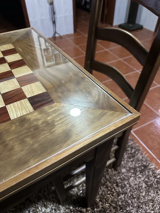Mesa de jogo com 4 cadeiras